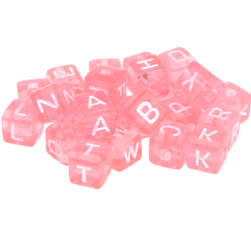 I Tuoi dadi in plastica rosa con lettere assortite