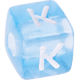 I Tuoi dadi in plastica azzurra con lettere assortite : K