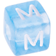 I Tuoi dadi in plastica azzurra con lettere assortite : M