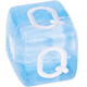 I Tuoi dadi in plastica azzurra con lettere assortite : Q