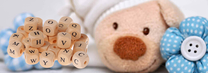 Dadi con lettere alfabetiche stampate in superficie
