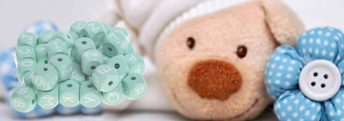 Cubi di lettera incisi color menta per la realizzazione di accessori personalizzati per bambini
