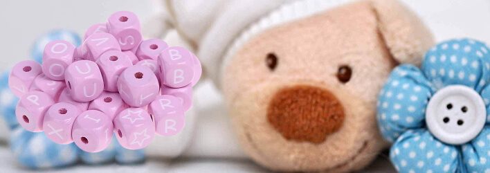 Cubi di legno rosa incisi per la realizzazione di catenelle porta ciuccio, massaggiagengive e altro ancora
