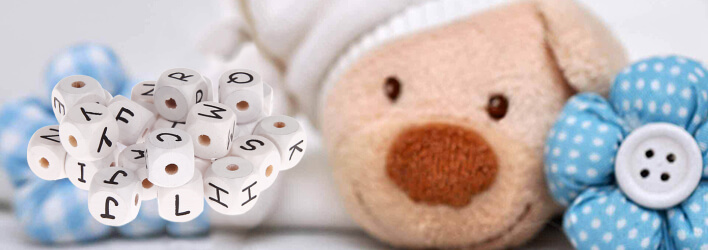 Cubi lettera in legno goffrato in bianco per regali per bambini con nome