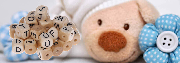 Cubi di lettere in legno incise e stampate per catenelle porta ciuccio con nome