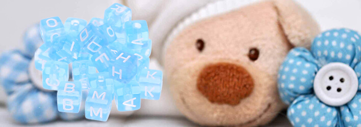 Cubi di lettera in plastica traslucida blu per catenelle porta ciuccio