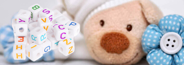 Cubi di plastica bianca con lettere colorate - variopinti