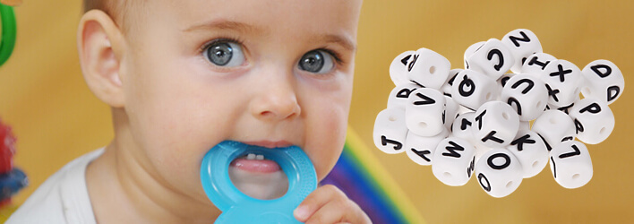 Cubi di lettere bianche e colorate in silicone per catenelle porta ciuccio con nomi