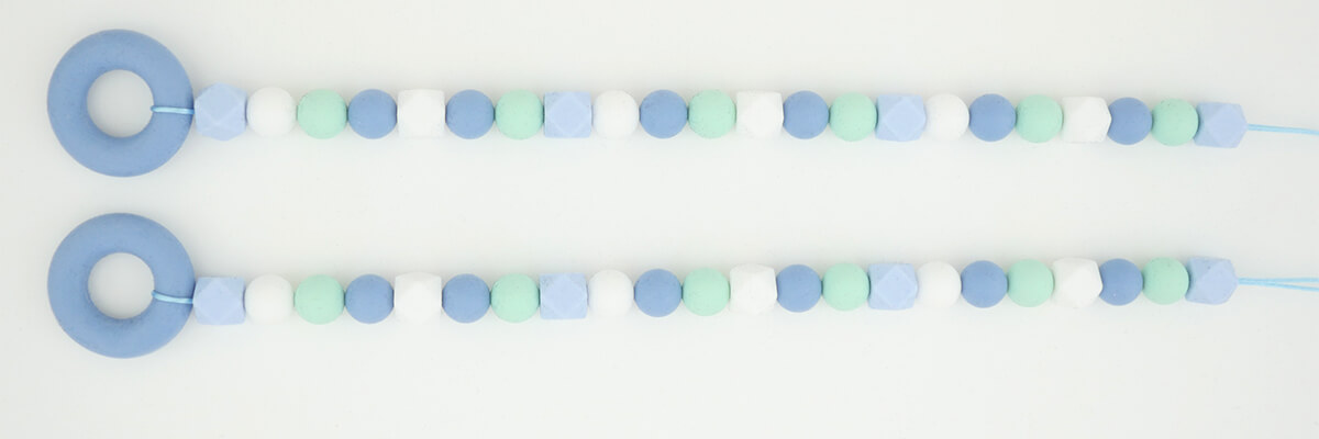 Istruzioni per creare il supporto da muro di perline: perline in silicone infilate