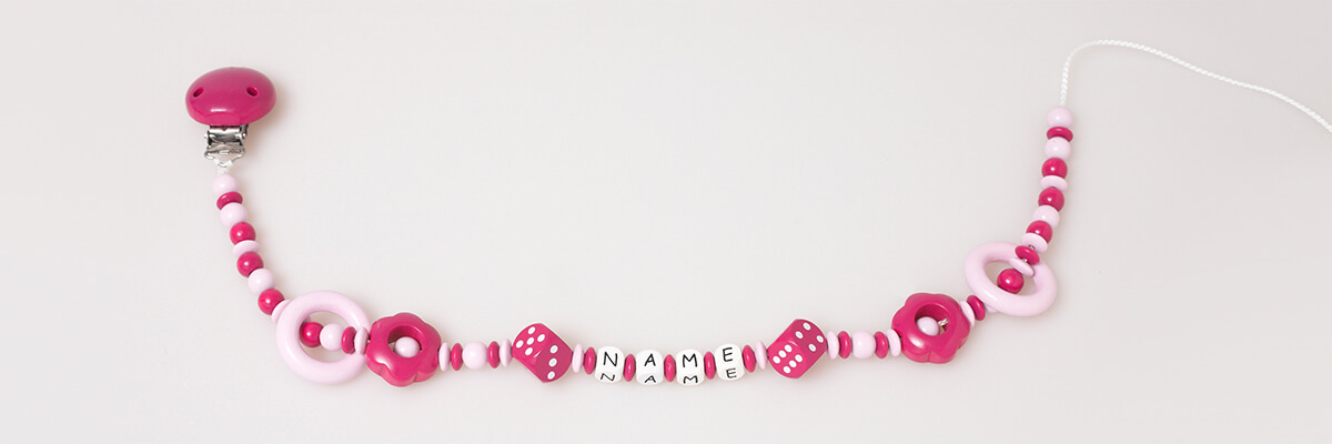 Bastelanleitung Kinderwagenkette – Buchstabenwürfel aufgefädelt